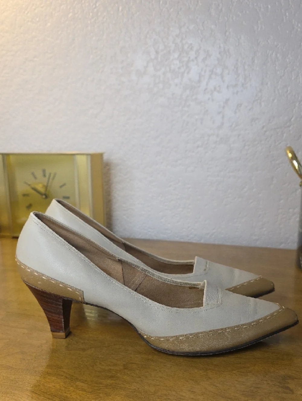 Vintage Cream Pointed-Toe Wood Heels with Tan Trim Cream Stitching 7.5